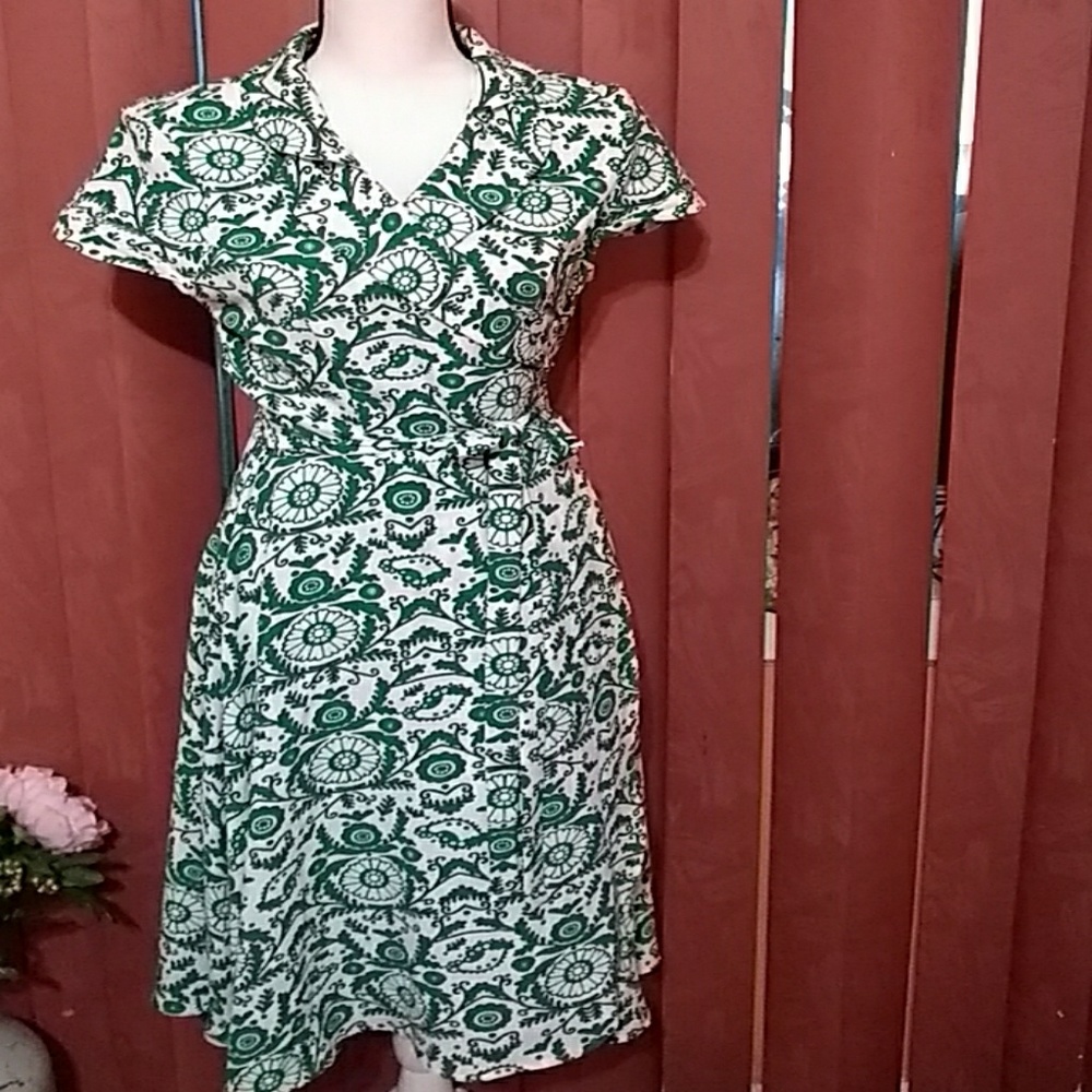 🌺EUC green & white wrap around 👗